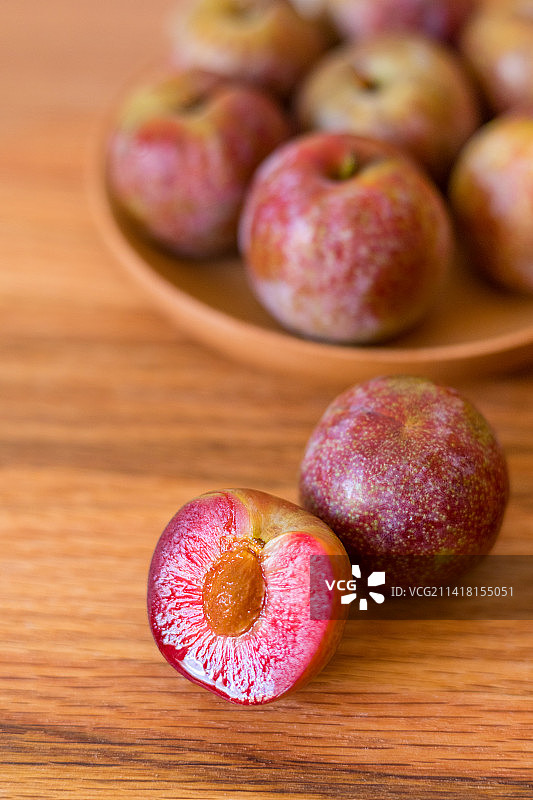 新鲜美味的广东茂名钱排银妃三华李图片素材