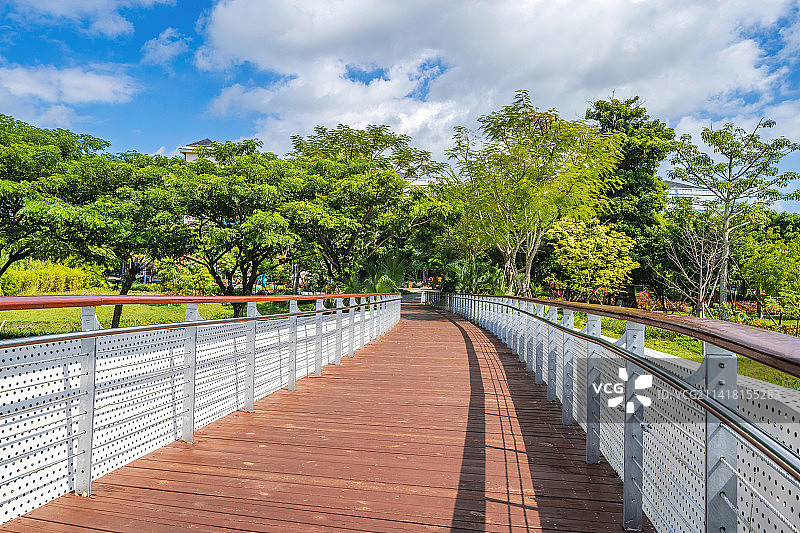 海南省三亚市吉阳区三亚河三亚河丰兴隆生态公园 廊桥木栈道图片素材