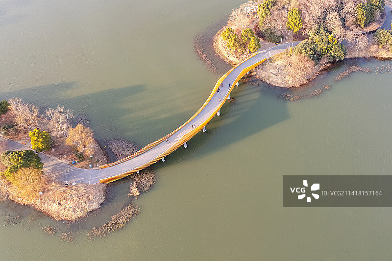 江苏镇江：俯瞰夕阳下金山湖上凌水栈道图片素材