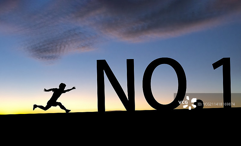 夕阳下一个小男孩奔向第一名图片素材