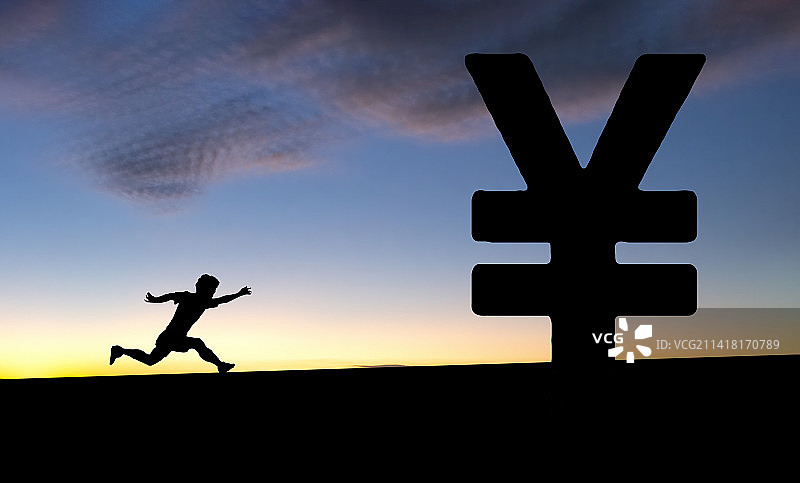 夕阳下一个人为了钱而追逐图片素材