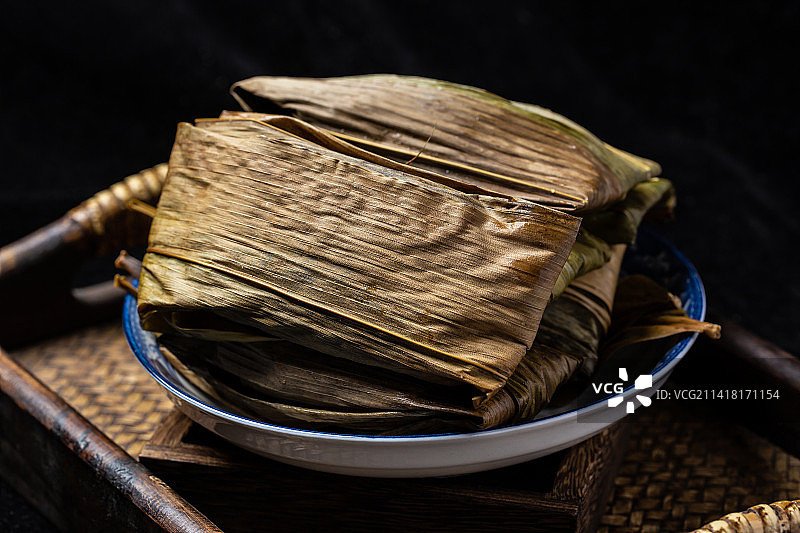 黑色背景中式糍粑图片素材