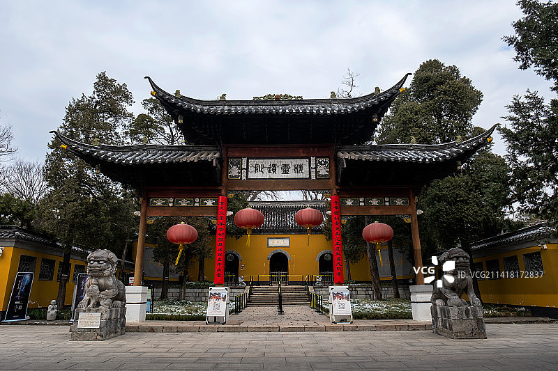 2023年第一场雪后扬州大明寺大门外观图片素材