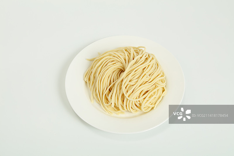 一盘手擀面，在白色背景上图片素材