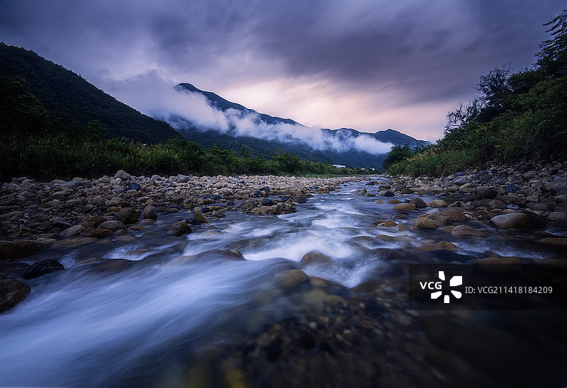 秋浦诗境～水如一匹练，安徽池州石台牯牛降景区风光图片素材