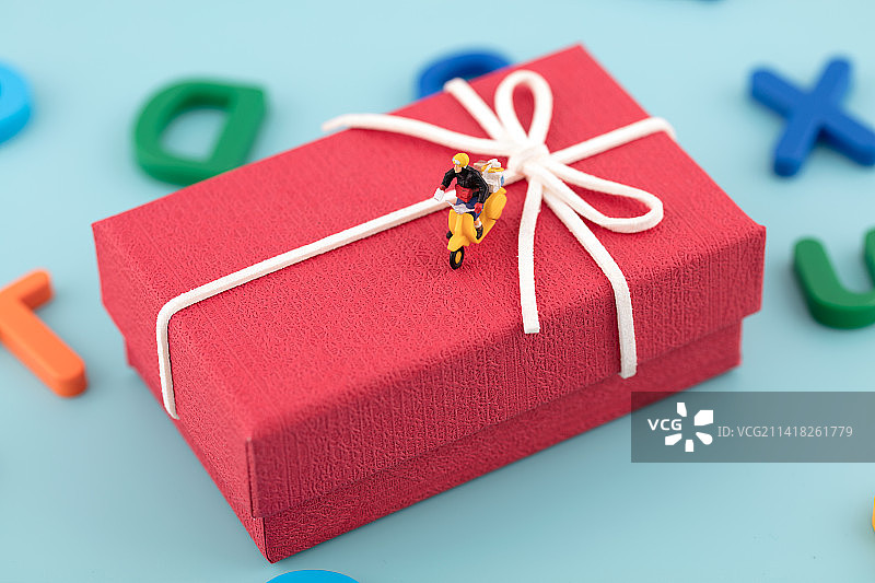 微缩创意送快递礼盒上图片素材