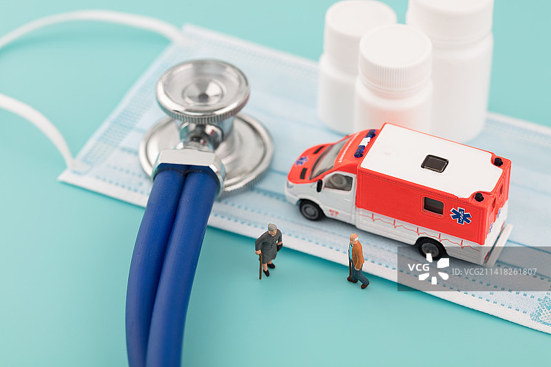 微缩创意老人的医疗保障图片素材