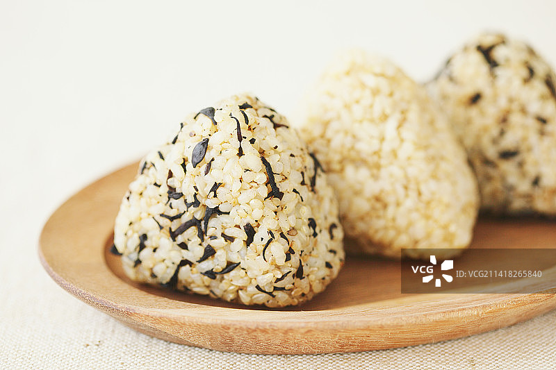 糙米海苔饭团图片素材