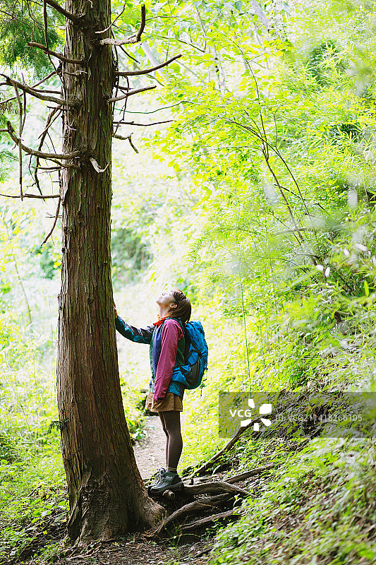 日本女孩徒步旅行图片素材