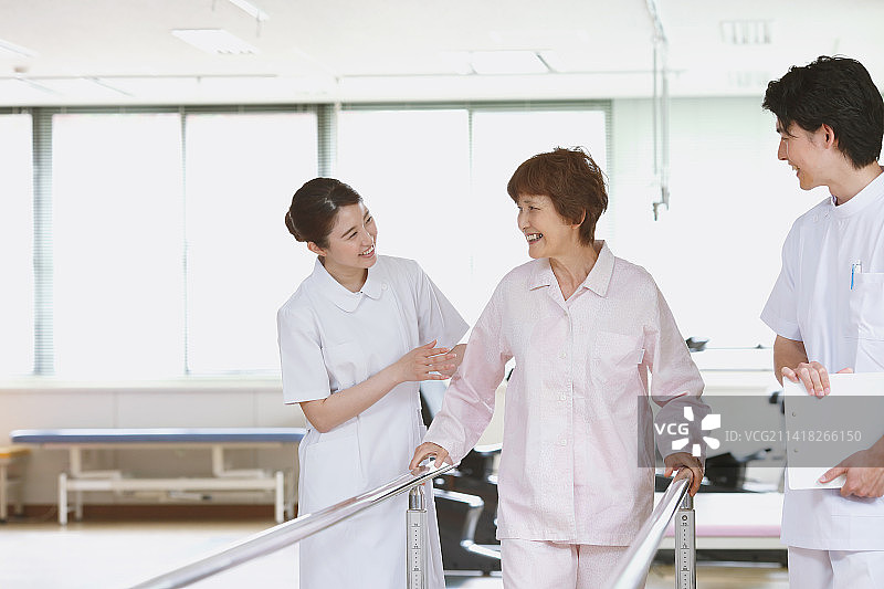 康复中心里微笑的日本老年妇女和年轻护士图片素材