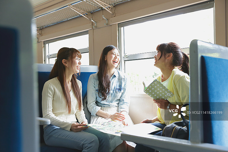 乘火车旅行的日本女性图片素材