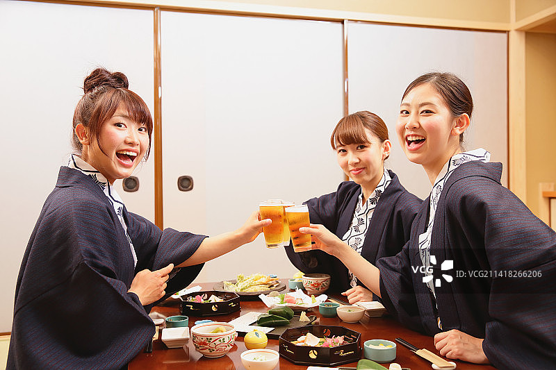 日本女性在温泉旅馆享用晚餐图片素材