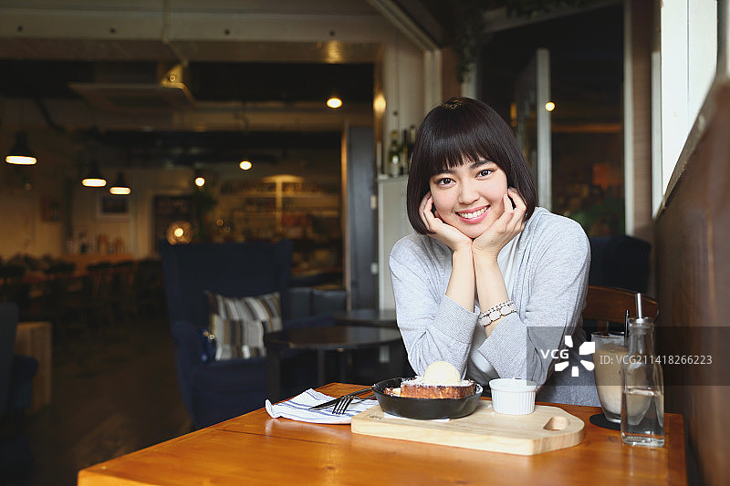 享用法式吐司的年轻日本女人图片素材
