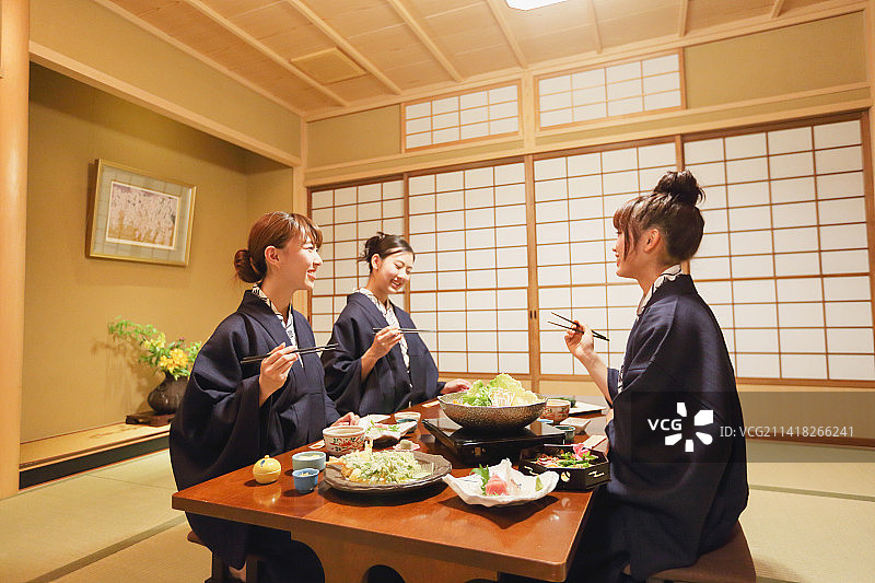 日本女性在温泉旅馆享用晚餐图片素材