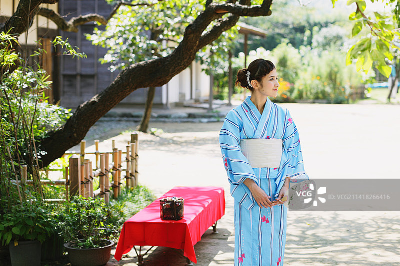 身穿浴衣的日本女人图片素材