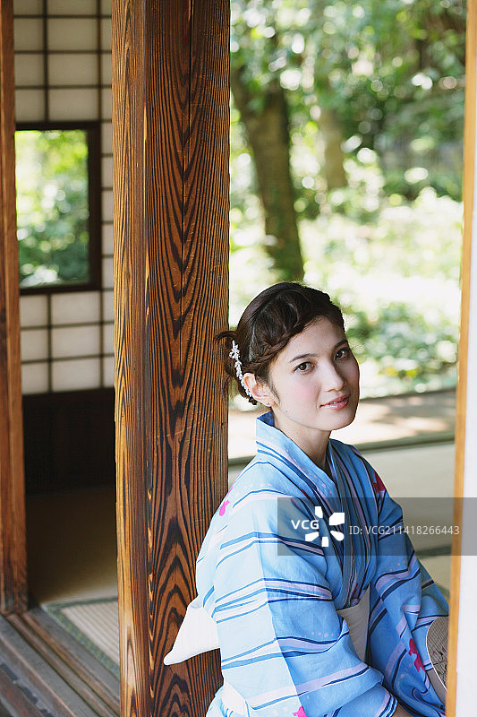 身穿浴衣的日本女人图片素材