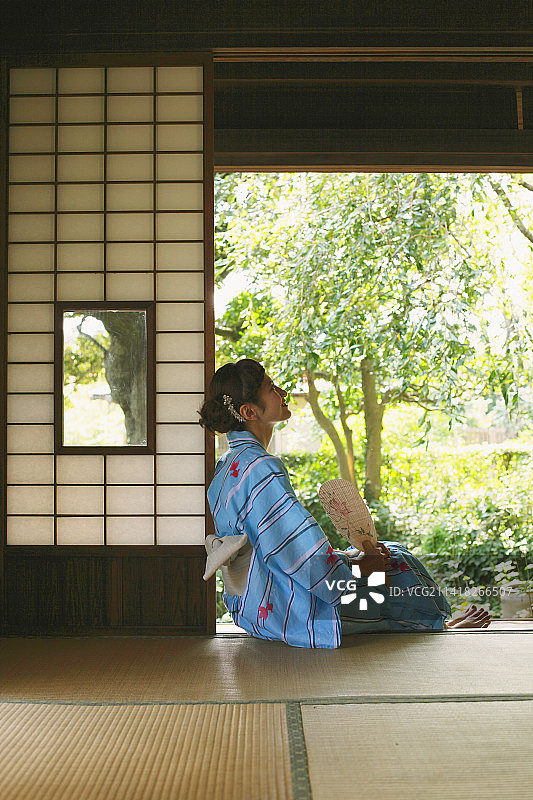 身穿浴衣的日本女人图片素材