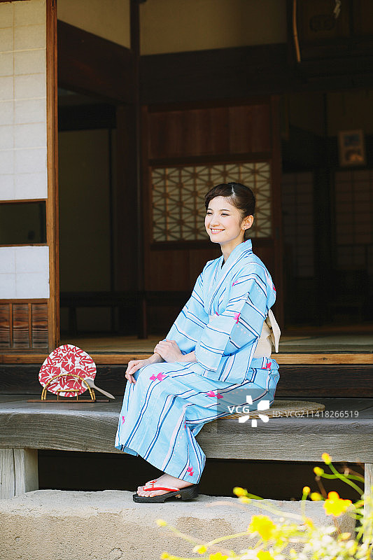 在门廊上穿着浴衣乘凉的日本女人图片素材