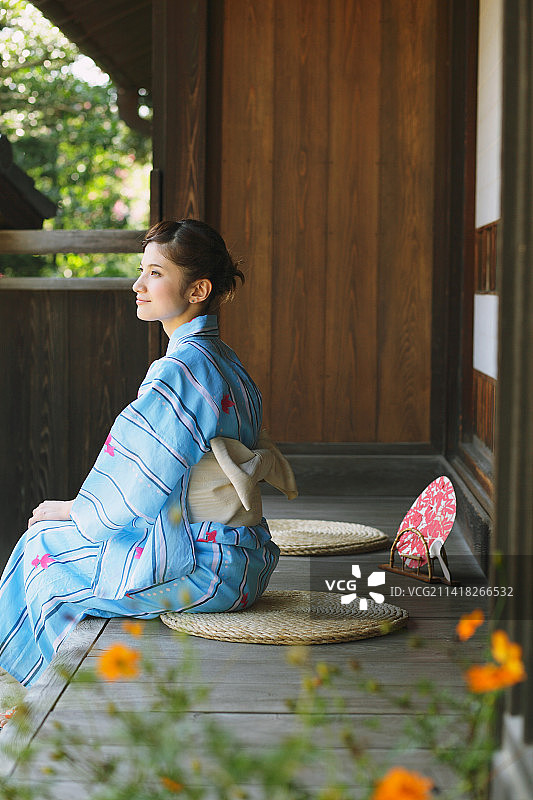 在门廊上穿着浴衣乘凉的日本女人图片素材