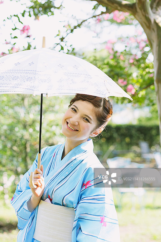 穿着浴衣撑着阳伞的日本女人图片素材