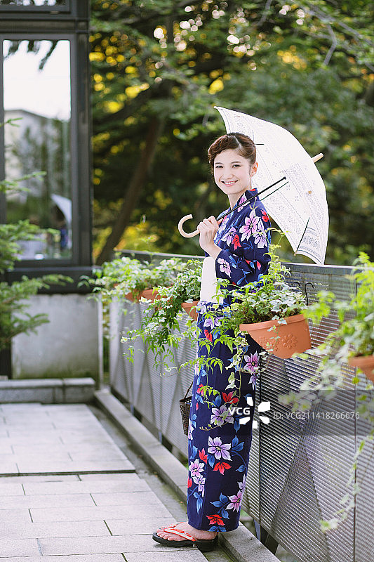 穿着浴衣撑着阳伞的日本女人图片素材