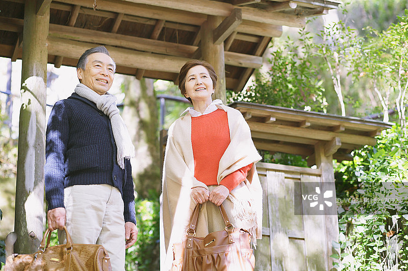 秋季旅行的老年夫妇图片素材