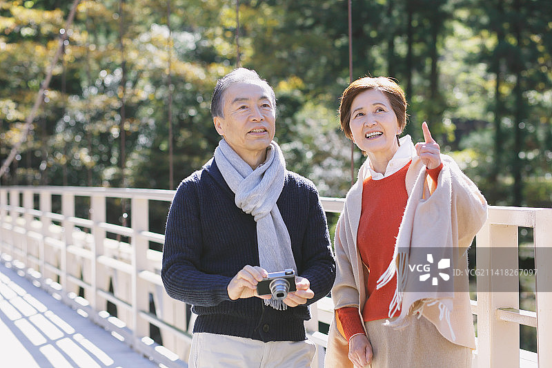 秋季旅行的老年夫妇图片素材