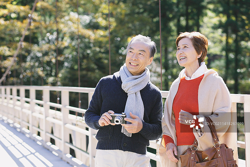 秋季旅行的老年夫妇图片素材