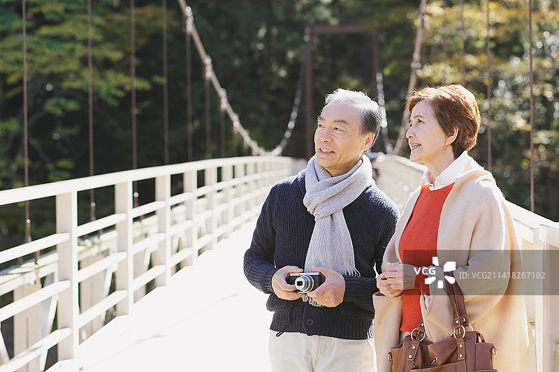 秋季旅行的老年夫妇图片素材