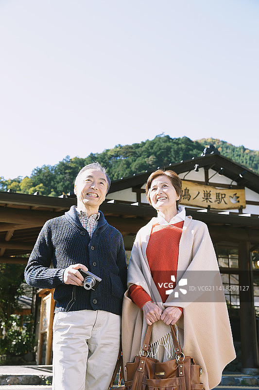 秋季旅行的老年夫妇图片素材