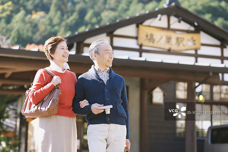 秋季旅行的老年夫妇图片素材