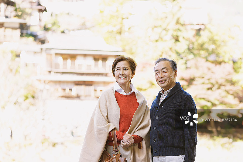 秋季旅行的老年夫妇图片素材