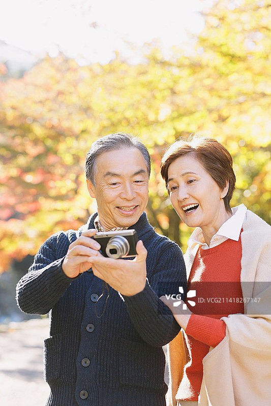 年长的日本夫妇在秋叶季旅行图片素材