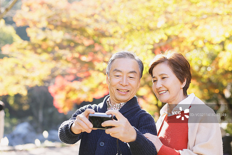年长的日本夫妇在秋叶季旅行图片素材