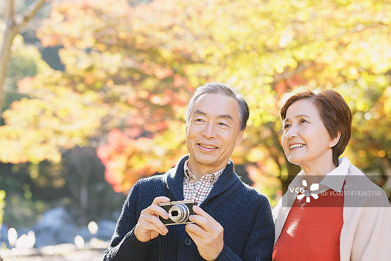 年长的日本夫妇在秋叶季旅行图片素材