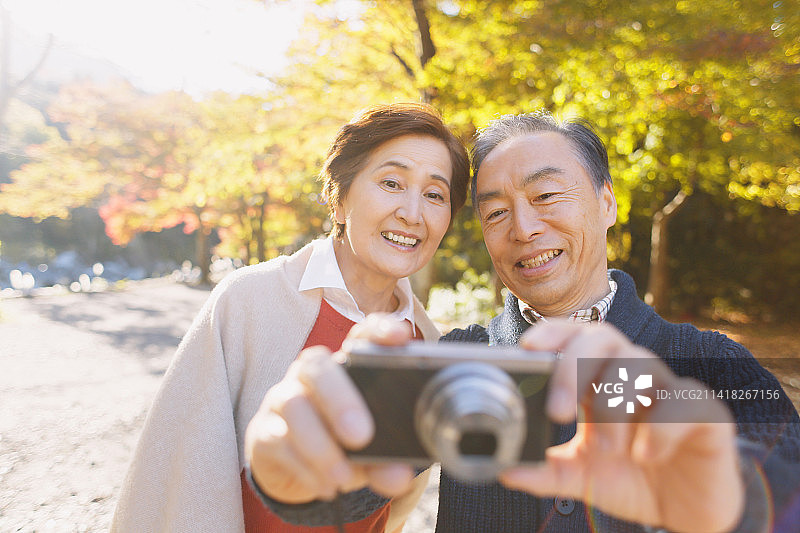 年长的日本夫妇在秋叶季旅行图片素材