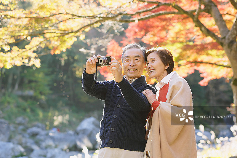 年长的日本夫妇在秋叶季旅行图片素材