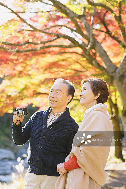 年长的日本夫妇在秋叶季旅行图片素材