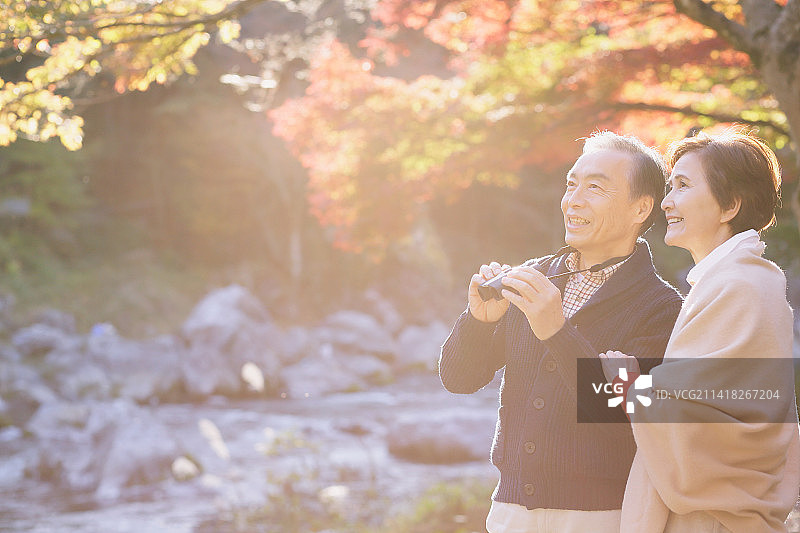 年长的日本夫妇在秋叶季旅行图片素材