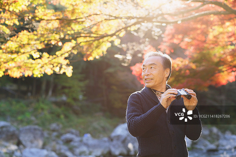 秋叶季旅行的日本年长男性图片素材