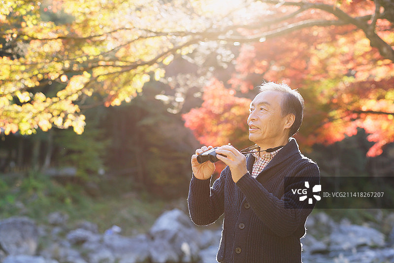 秋叶季旅行的日本年长男性图片素材
