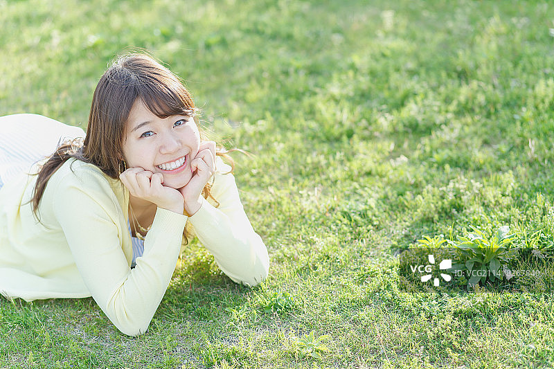在草地上放松的日本女人图片素材