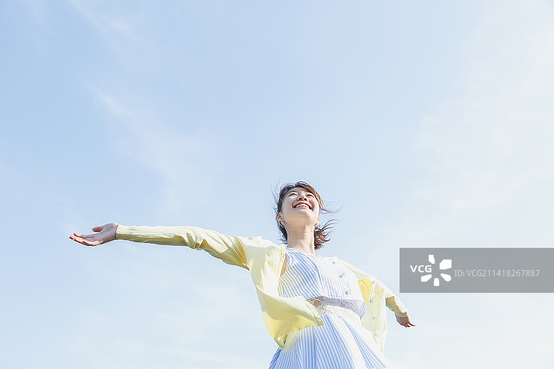 感受清风的日本女人图片素材