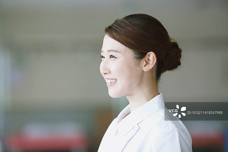 微笑的年轻日本女护士图片素材