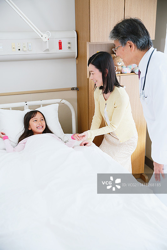 医院里医生为日本女孩检查身体图片素材