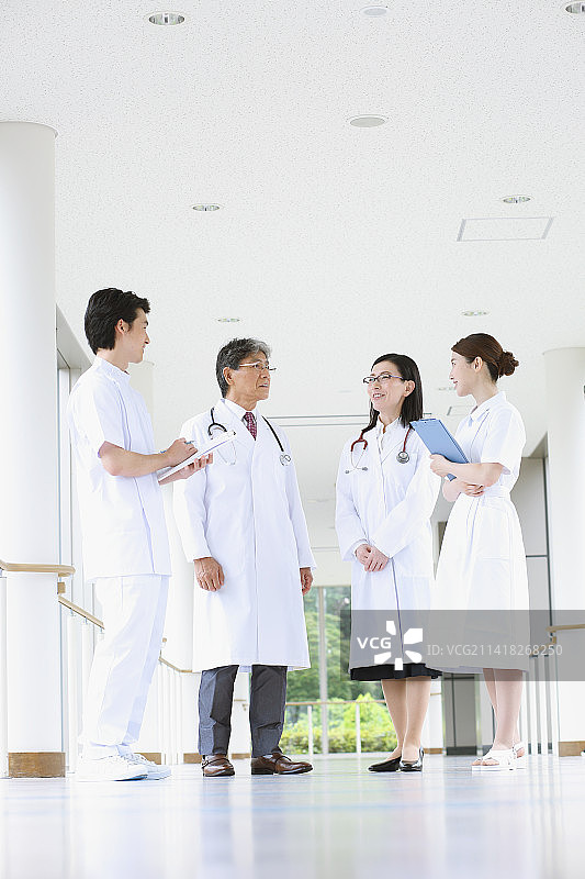 微笑的医疗团队在走廊里交谈图片素材
