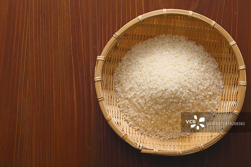 滤网中的白米图片素材