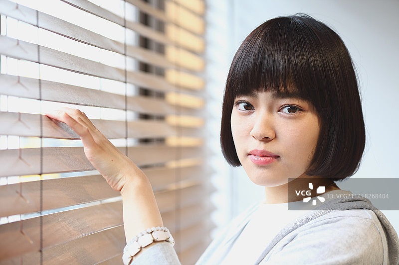 窗边的年轻日本女子图片素材