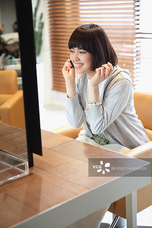 在美发沙龙的年轻日本女子图片素材