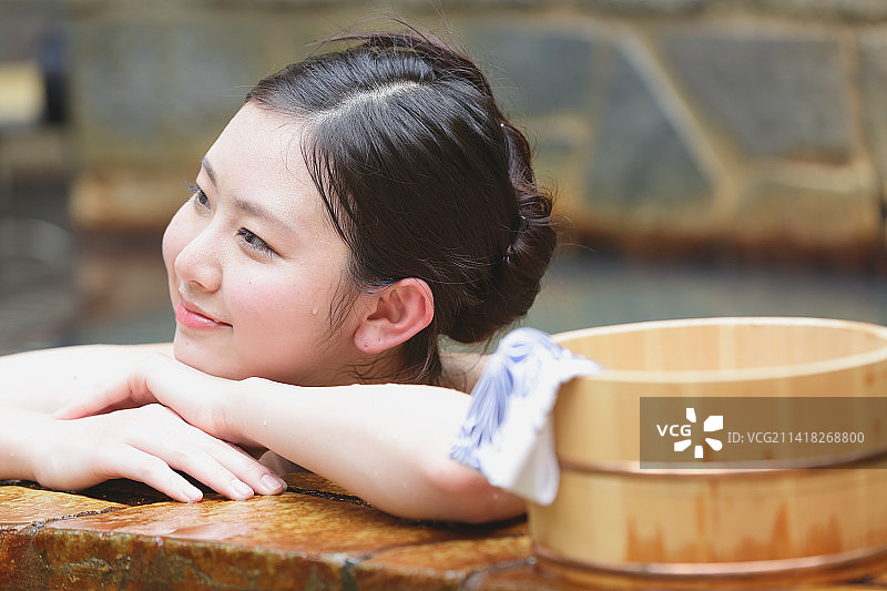 享受温泉旅行的日本女性图片素材